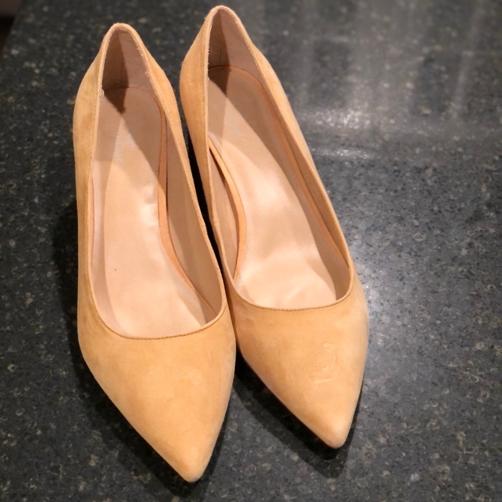 Crown Vintage mustard colored genuine suede pumps. NWOB! 👑